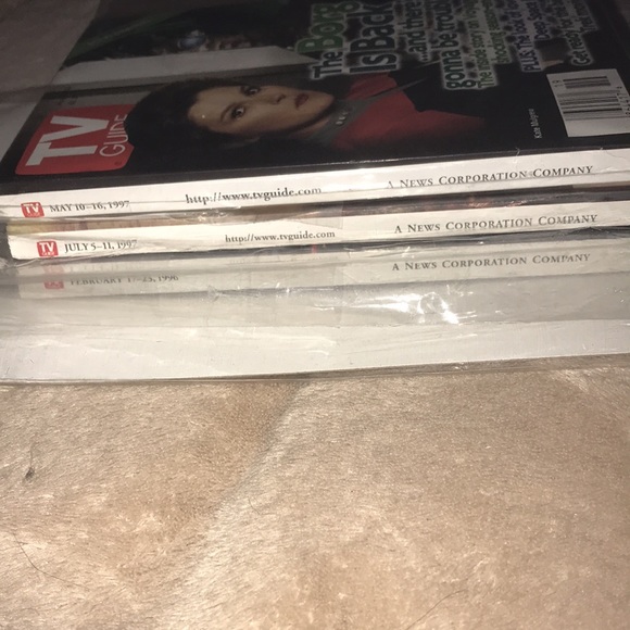 Vintage TV guide bundle 96-97’ sci fi - Picture 3 of 3